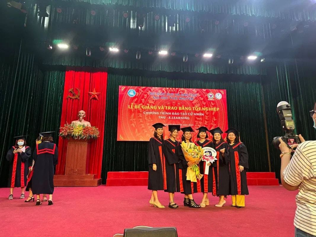 Các bạn tân cử nhân chụp hình lưu niệm lễ bế giảng