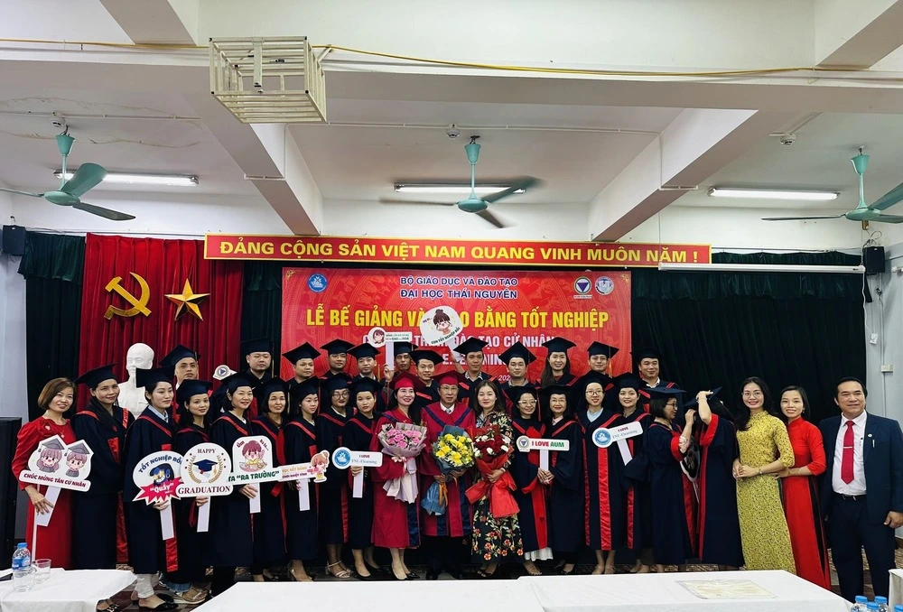 Các học viên chụp ảnh cùng các Thầy, Cô tại buổi lễ bế giảng TNU