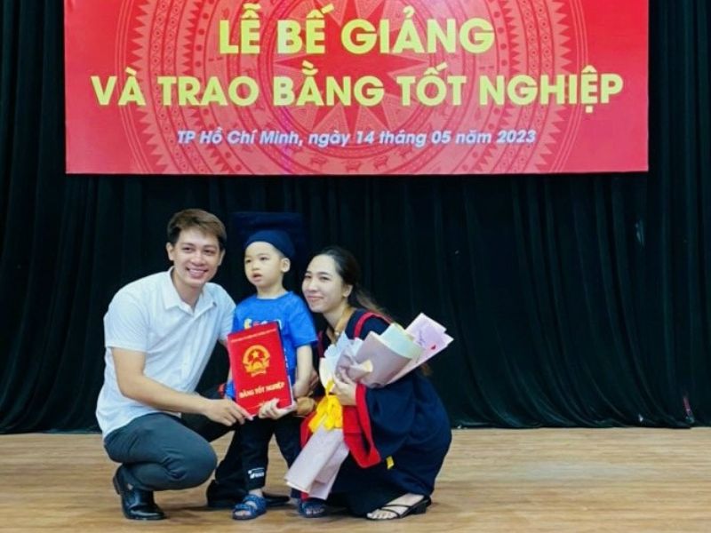 Hình ảnh đẹp tại buổi lễ của tân cử nhân bên gia đình