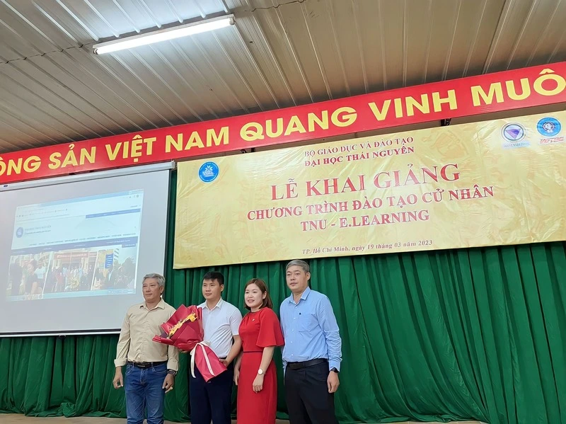 Trung tâm tặng hoa chúc mừng lễ khai giảng