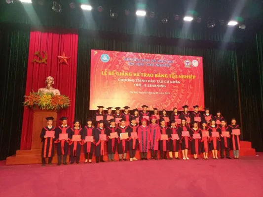 Phía nhà trường trao bằng cử nhân tại lễ bế giảng