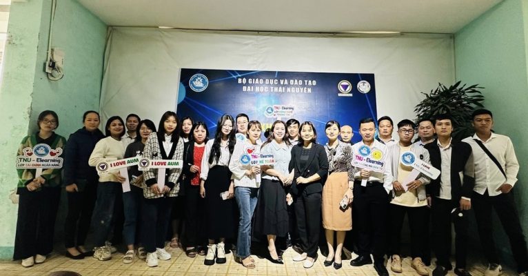 Ban lãnh đạo trường, ban đối tác cùng tân sinh viên chụp hình lưu niệm tại buổi lễ khai giảng