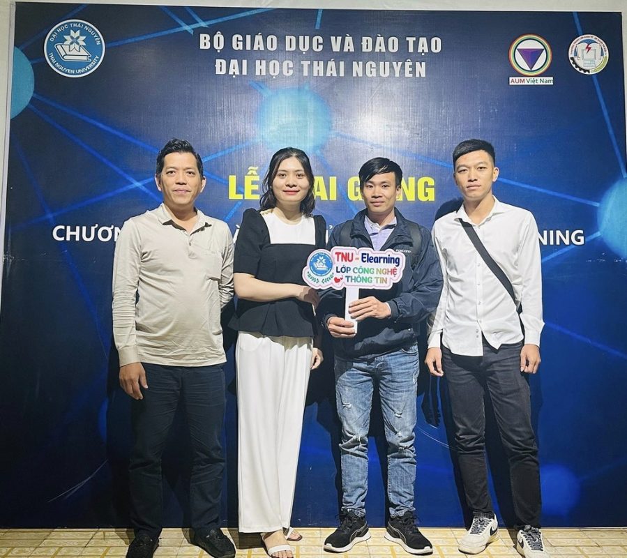 Tân sinh viên chụp hình tại buổi lễ khai giảng