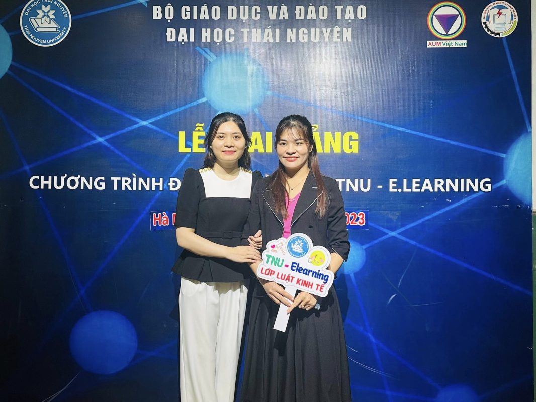 Tân sinh viên lớp luật kinh tế tại buổi lễ khai giảng