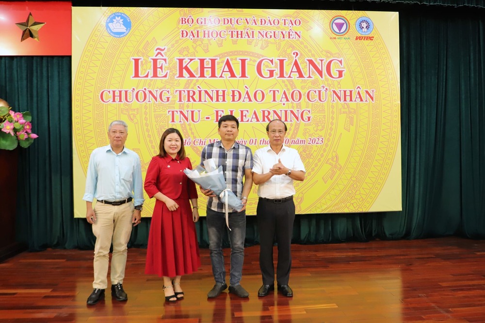 Phía trung tâm đào tạo từ xa tặng hoa chúc mừng trường