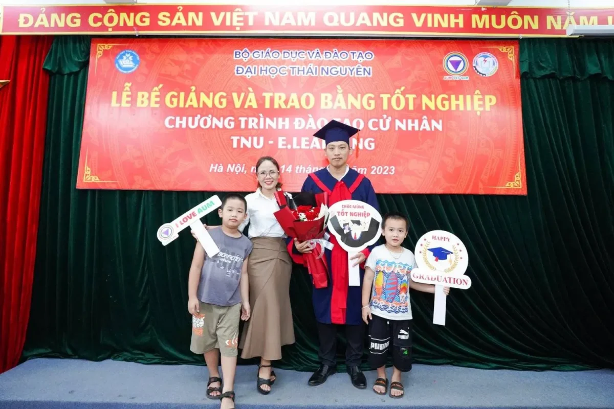 Hình ảnh tân cử nhân tốt nghiệp bên gia đình tại buổi lễ
