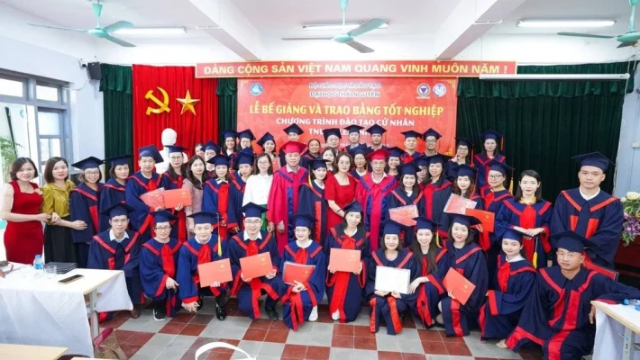 Hình ảnh các tân cử nhân nhận bằng tại lễ bế giảng