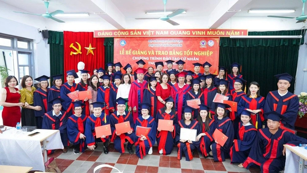 Hình ảnh các tân cử nhân nhận bằng tại lễ bế giảng