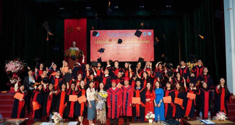 Các tân cử nhân chụp ảnh cùng Thầy, Cô, đại biểu tại buổi lễ bế giảng đầy tự hào