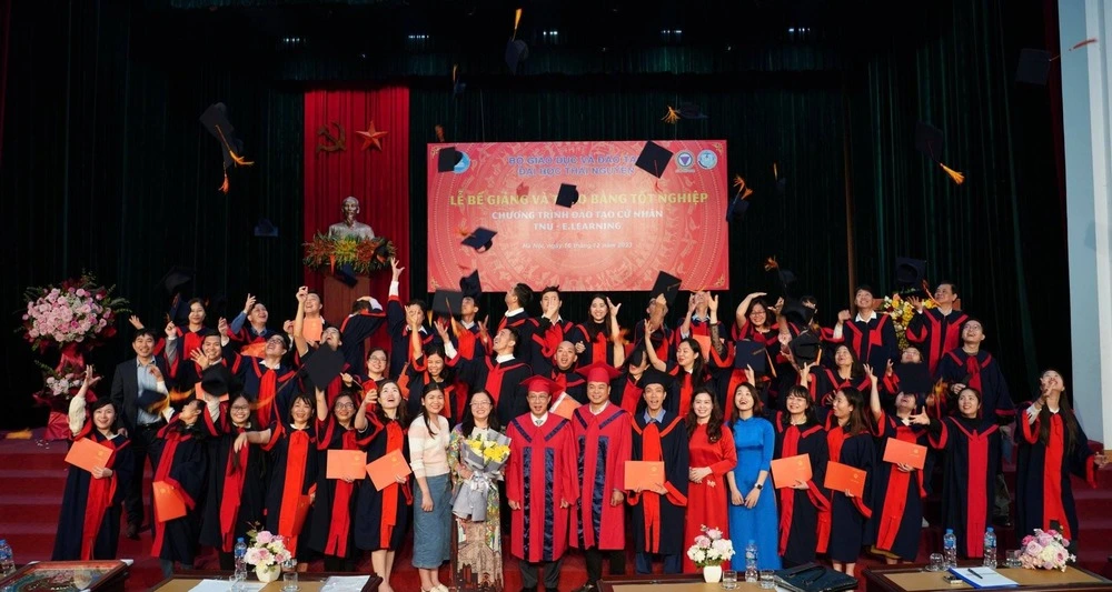 Các tân cử nhân chụp ảnh cùng Thầy, Cô, đại biểu tại buổi lễ bế giảng đầy tự hào