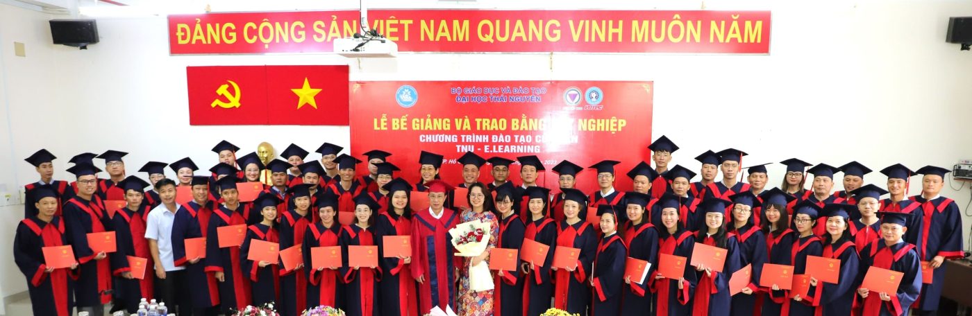 Các học viên chụp ảnh cùng các Thầy, Cô tại buổi lễ bế giảng