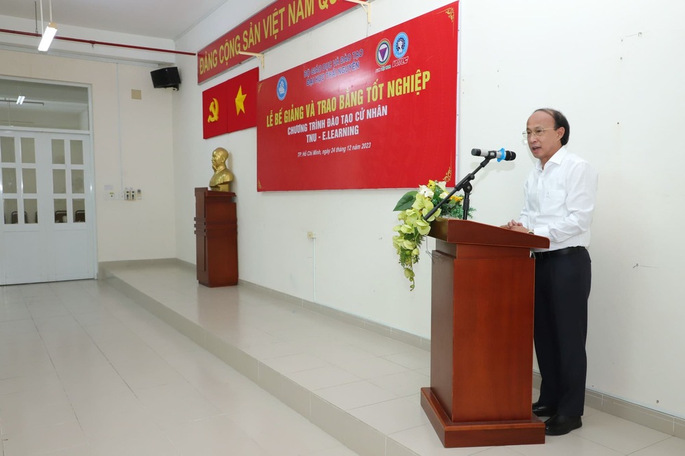 TS. Trương Hữu Dũng – Phó Giám đốc Trung tâm Đào tạo từ xa phát biểu tại buổi lễ