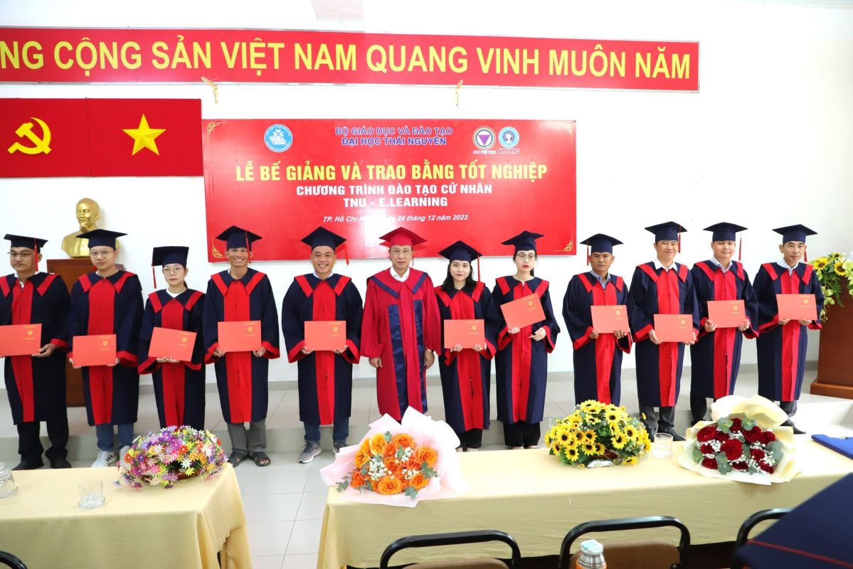 Hình ảnh học viên rạng ngời bên tấm bằng đỏ tại lễ bế giảng