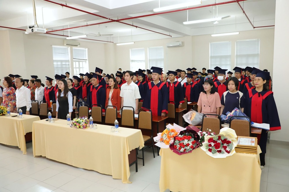 Không khí trang nghiêm thực hiện lễ chào cờ tại buổi lễ