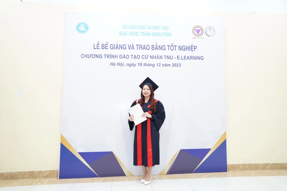 Hình ảnh tân cử nhân rạng ngời bên tấm bằng tại buổi lễ