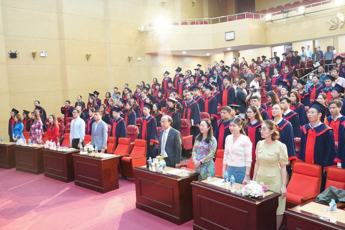 Không khí trang nghiêm trong lễ chào cờ tại buổi lễ bế giảng