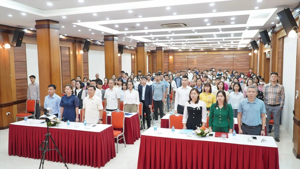 Lễ chào cờ trong không khí trang trọng tại buổi lễ 