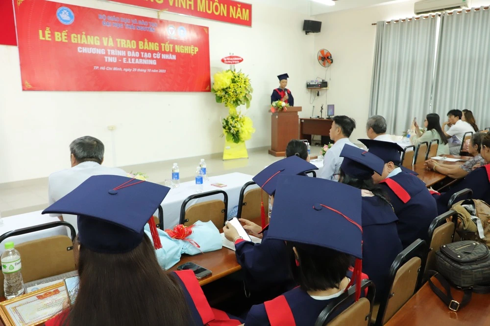 Đại diện tân cử nhân phát biểu, chia sẻ về quá trình học tại trường