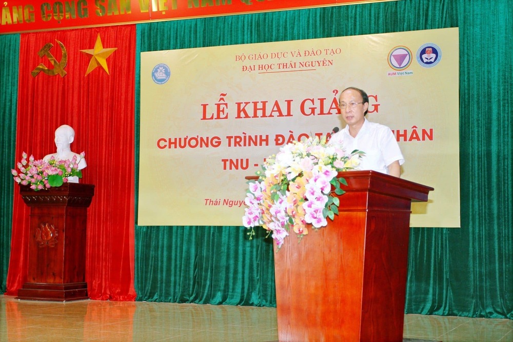 TS. Trương Hữu Dũng – Phó Giám đốc Trung tâm Đào tạo từ xa phát biểu tại buổi lễ khai giảng