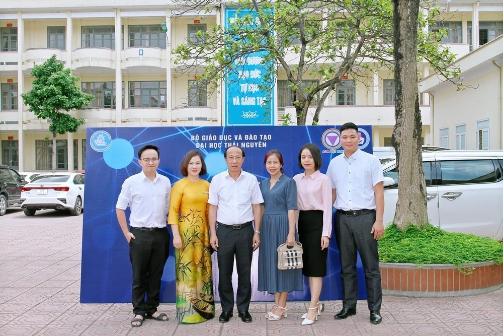 Phía nhà trường cùng trung tâm đào tạo từ xa chụp hình lưu niệm tại trường