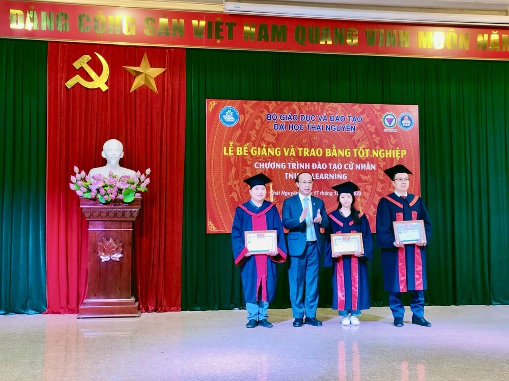 TS. Trương Hữu Dũng trao giấy khen cho học viên đạt thành tính cao trong học tập