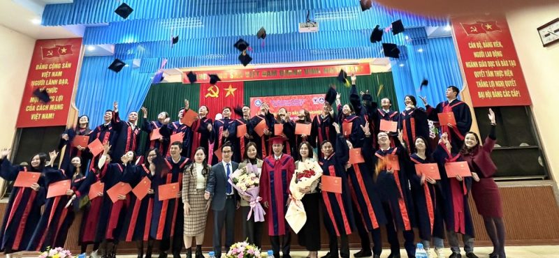 Hình ảnh tân cử nhân rạng ngời bên tấm bằng đỏ cùng thầy, cô giáo tại lễ bế giảng