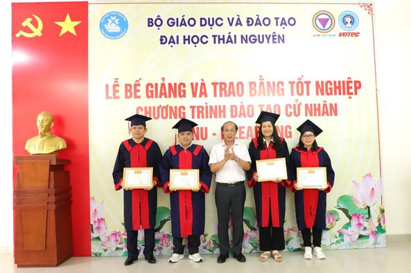 Phó Giám đốc Trung tâm Đào tạo từ xa trao giấy khen cho học viên đạt thành tính cao trong học tập