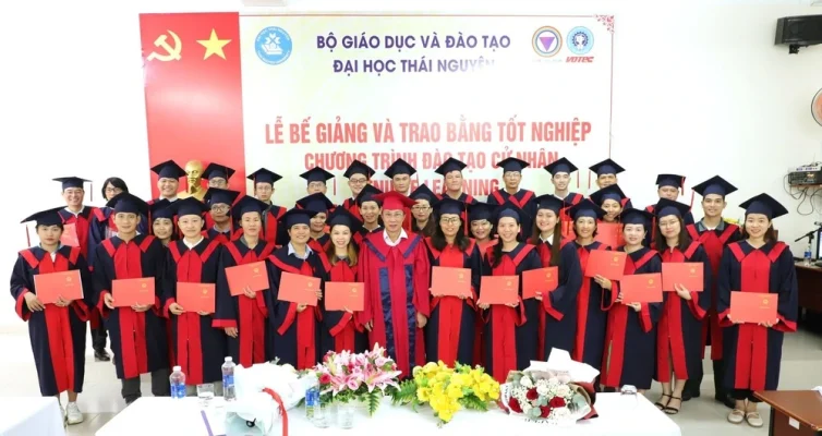 Hình ảnh học viên rạng ngời chụp ảnh cùng Phó Giám đốc Trung tâm Đào tạo từ xa tại lễ bế giảng