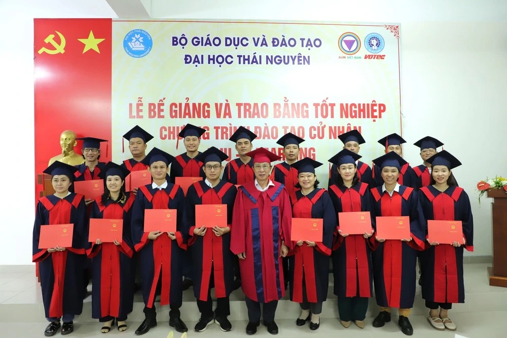 Chụp ảnh kỉ niệm tại buổi lễ