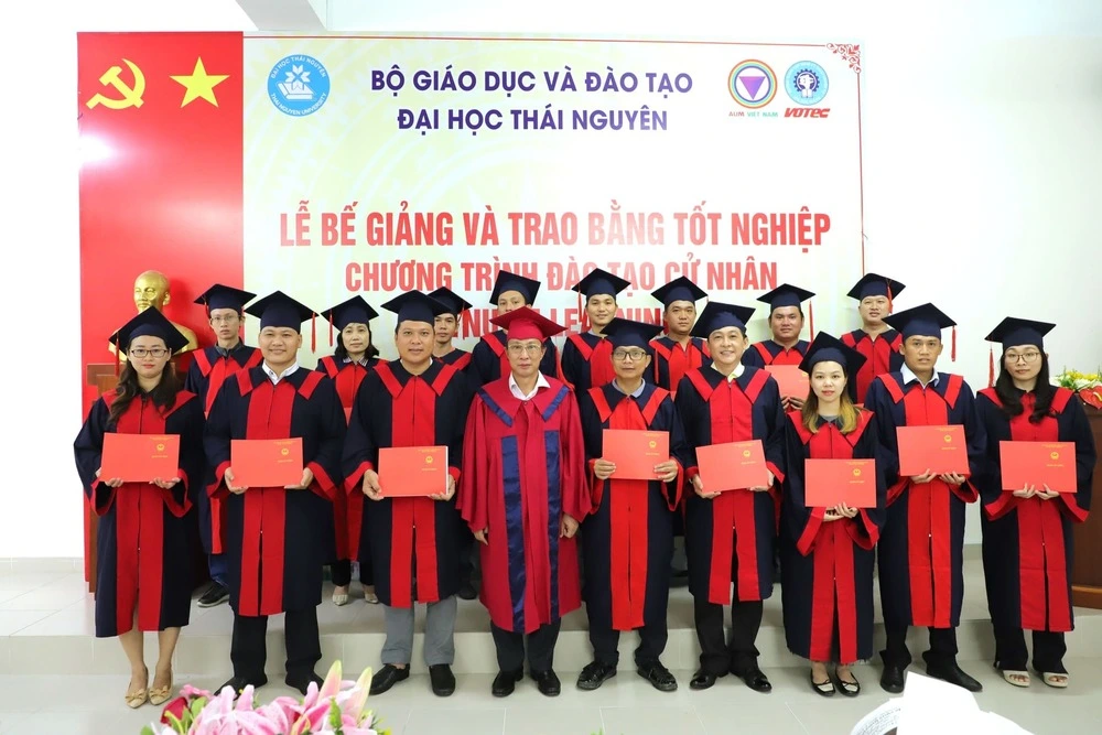 Các tân cử nhân chụp hình lưu niệm cùng phía nhà trường