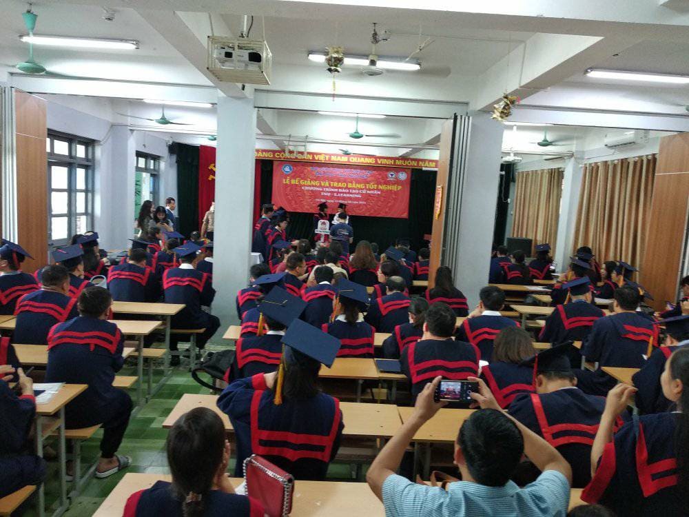 Hình ảnh các tân cử nhân tại buổi lễ bế giảng