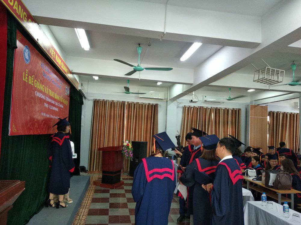 Các tân cử nhân chụp hình lưu niệm trong không khí hân hoan, tự hào