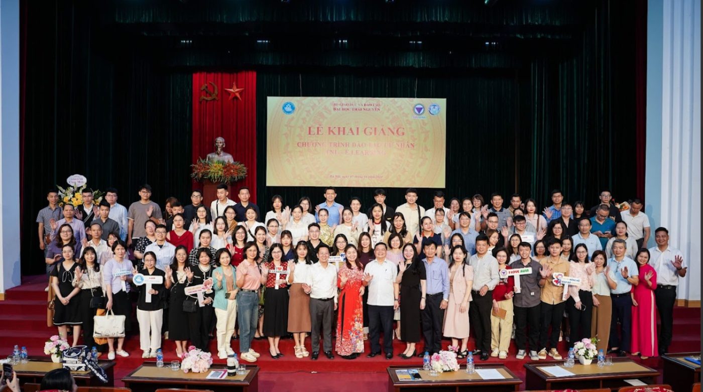 Thầy cô cùng các bạn tân sinh viên chụp hình lưu niệm tại buổi lễ khai giảng