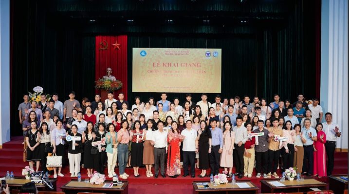 Thầy cô cùng các bạn tân sinh viên chụp hình lưu niệm tại buổi lễ khai giảng