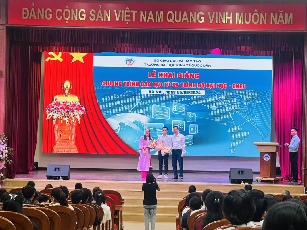 Lễ khai giảng bắt đầu bằng lời chào từ ban lãnh đạo của trường