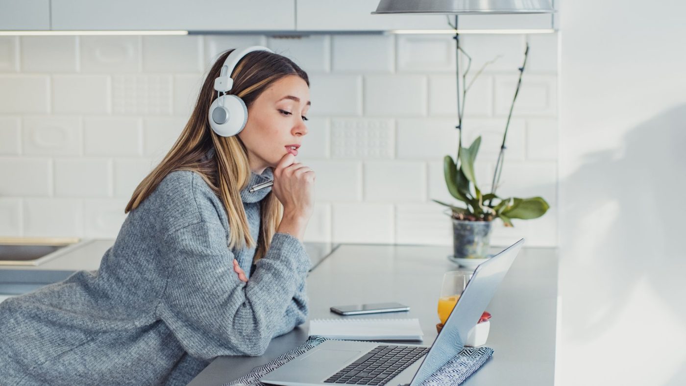 Lợi ích học đại học online - cơ hội cho người đi làm bận rộn