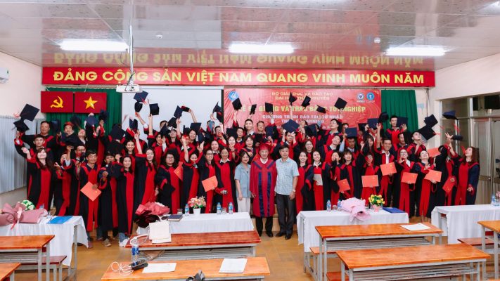 Các bạn tân cử nhân cùng thầy cô chụp hình lưu niệm tại buổi lễ bế giảng