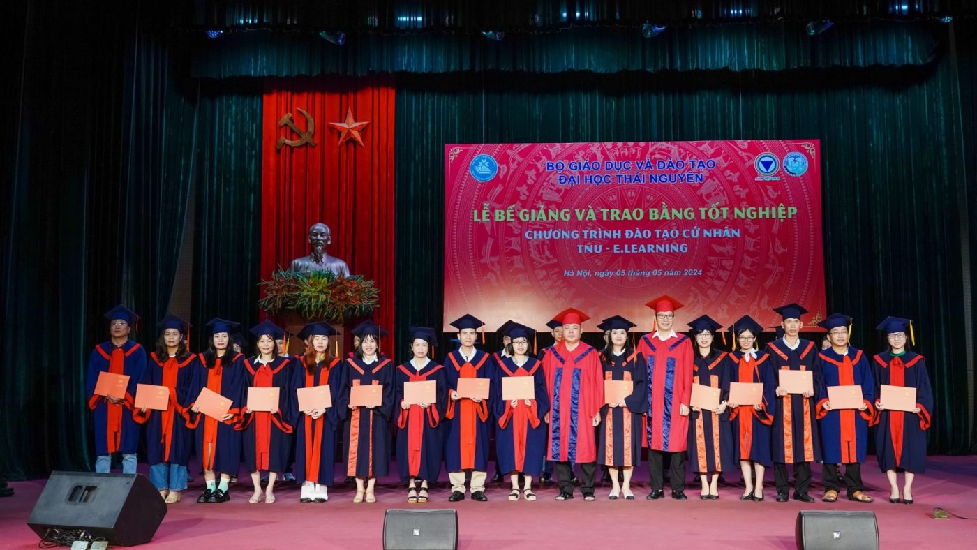 Hình ảnh các tân cử nhân rạng ngời bên tấm bằng đỏ tại lễ bế giảng