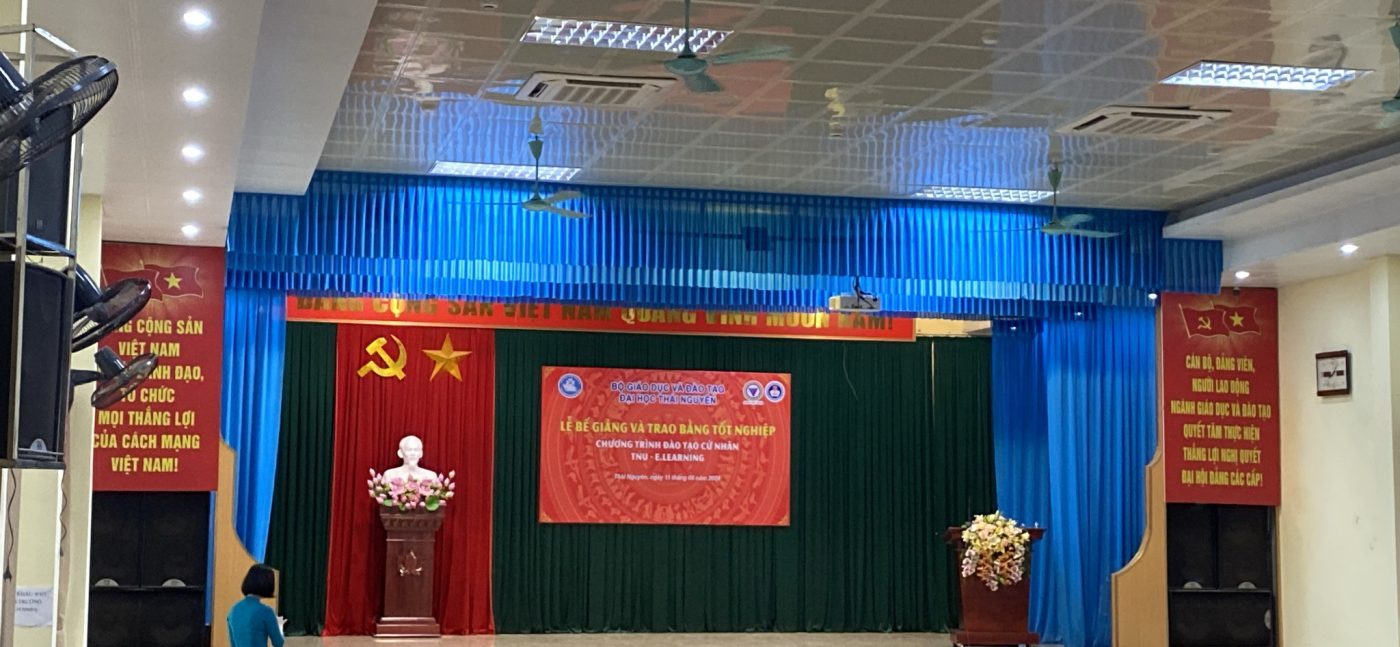 Khung cảnh hội trường tại buổi lễ bế giảng