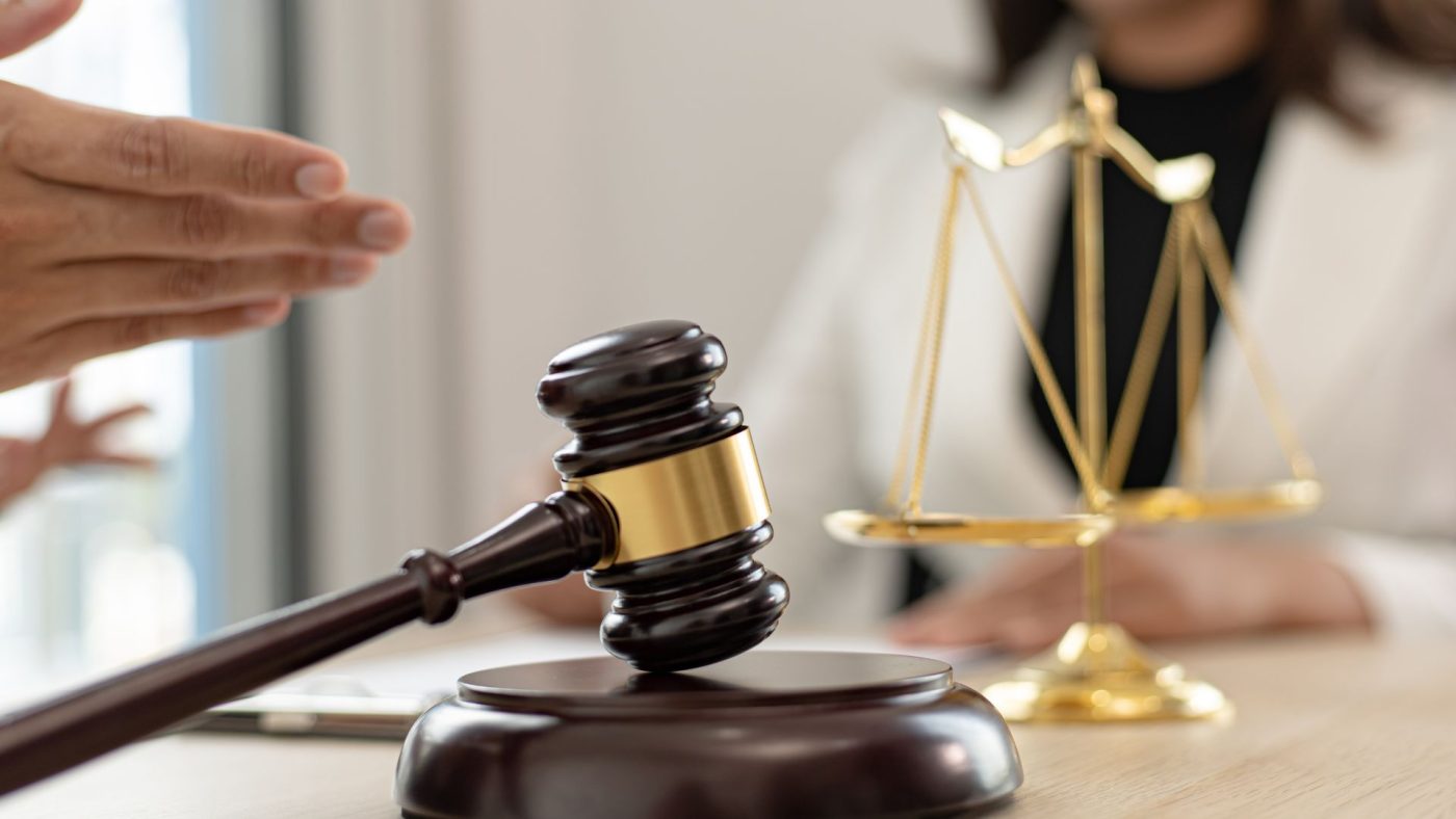 Con gái có nên học luật kinh tế không?