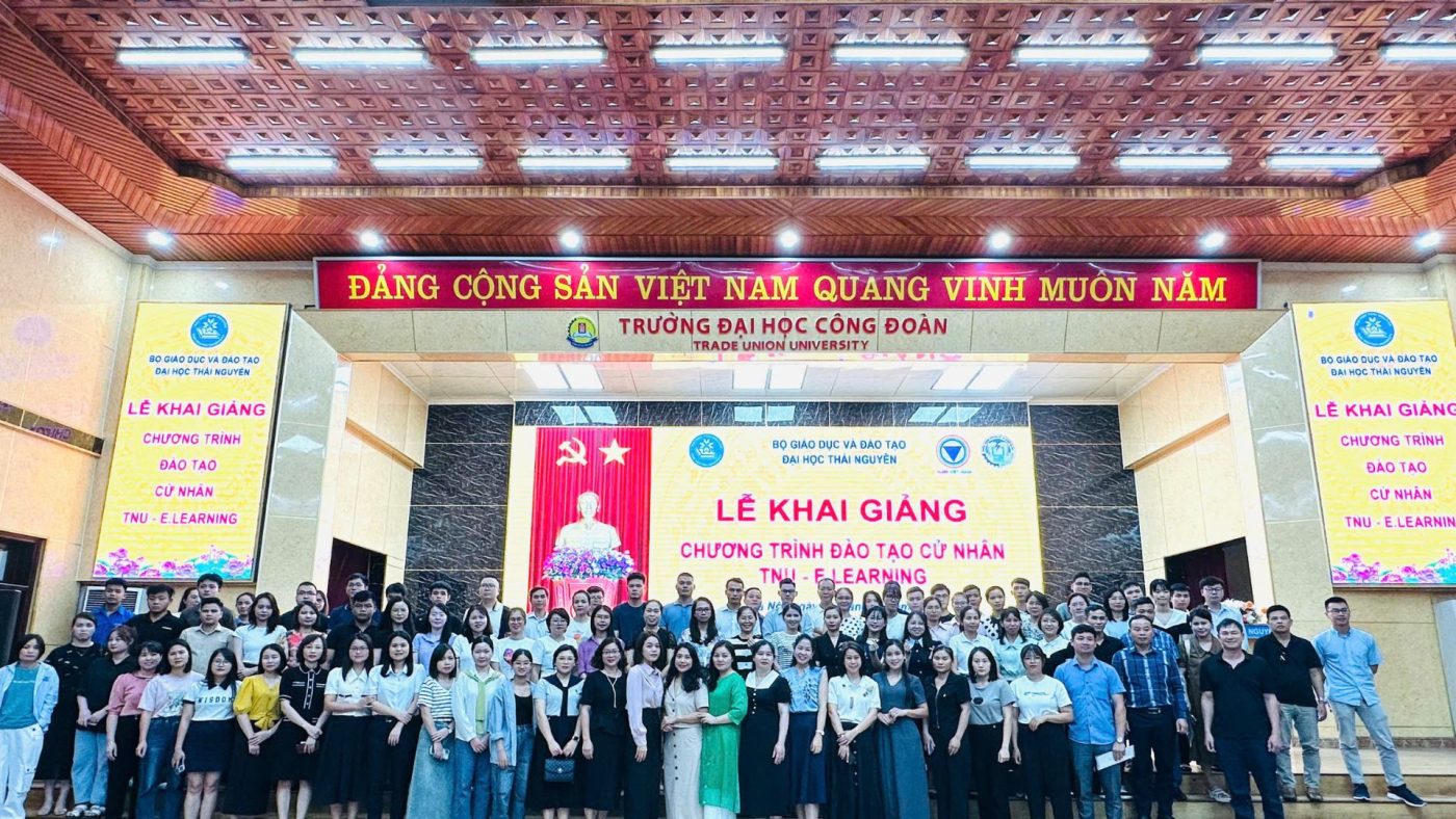 Học viên cùng thầy cô chụp hình lưu niệm tại lễ khai giảng