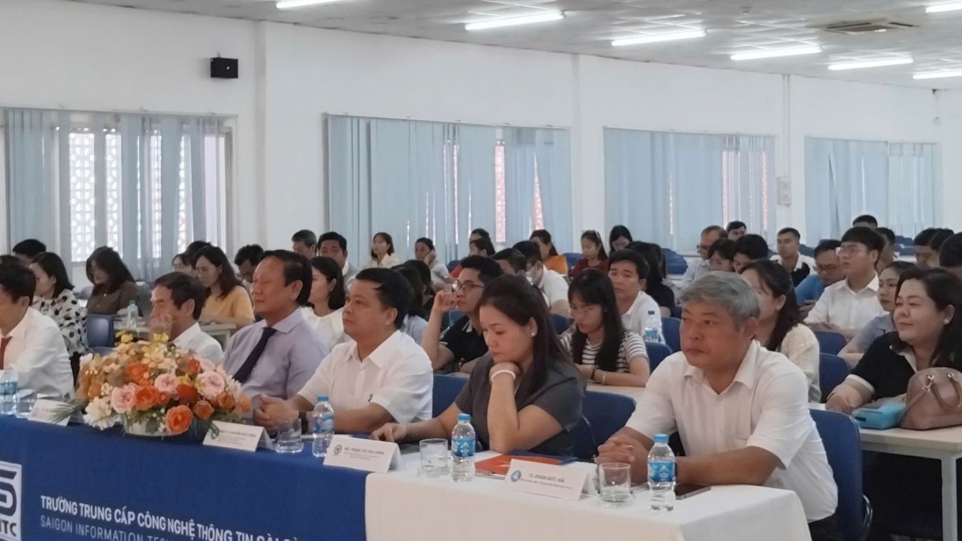 Đông đảo sinh viên tham gia lễ khai giảng