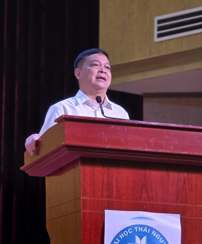 Hiệu trưởng phát biểu 