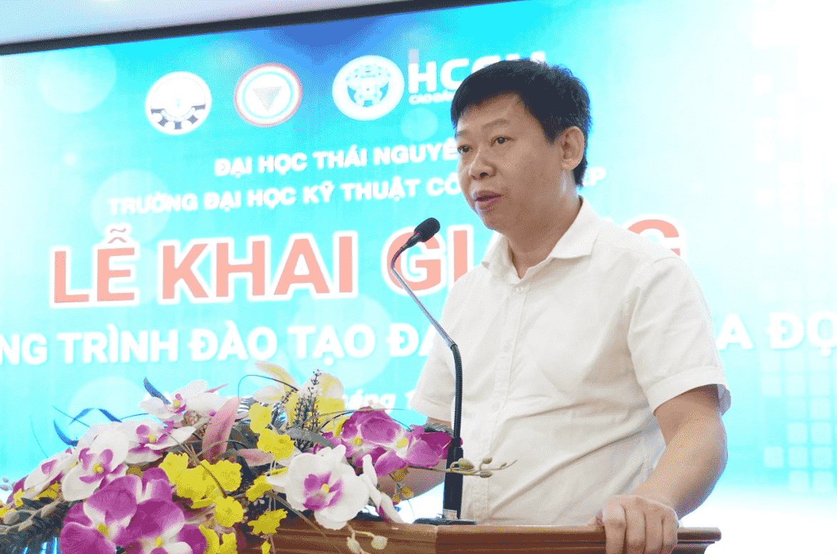 hiệu trưởng phát biểu