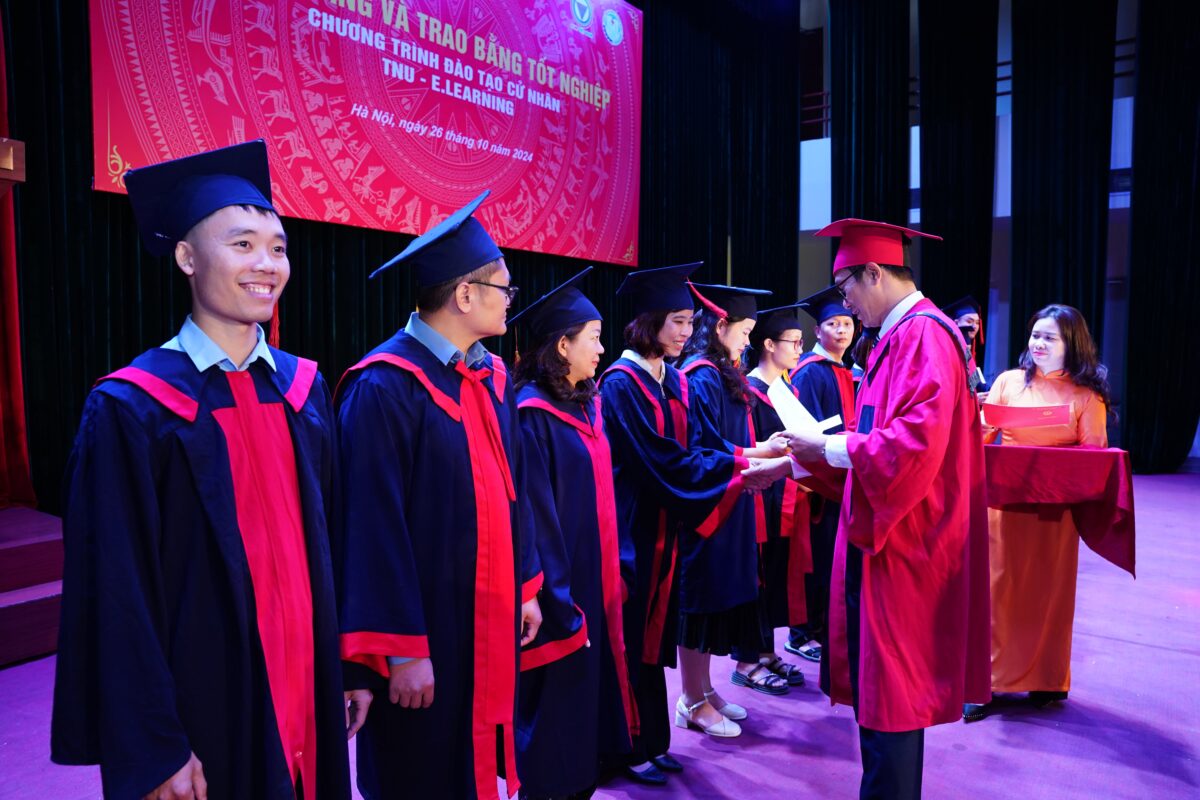 Đại diện nhà Trường trao bằng cho tân cử nhân