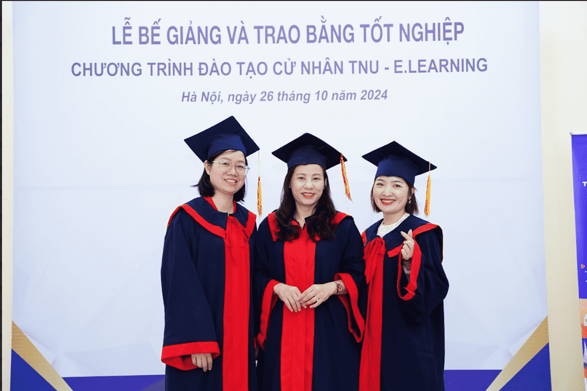 Các tân cử nhân chụp ảnh trước buổi lễ 
