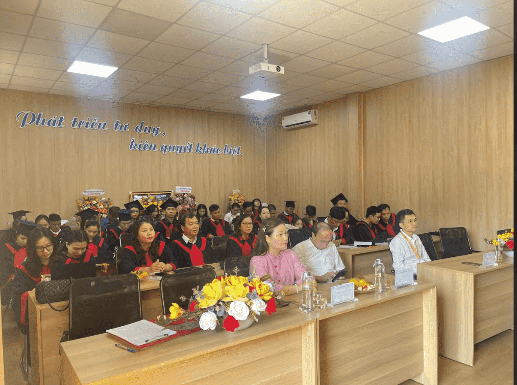 Bạn đại biểu tham dự buổi lễ bế giảng