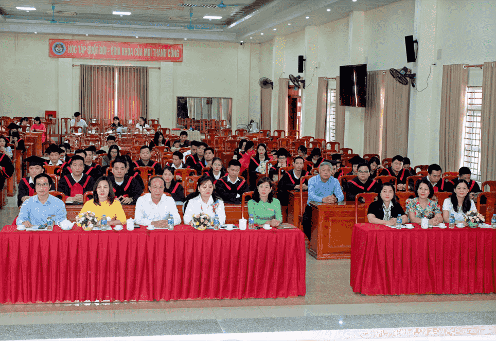 Toàn cảnh tại buổi lễ bế giảng - hệ đào tạo từ xa Đại Học Thái Nguyên