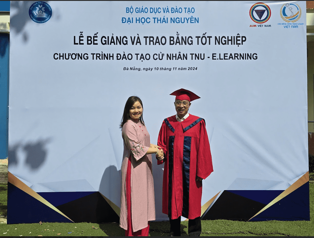 Khoảnh khắc chụp ảnh của Đại diện AUM và Đại diện Đại Học Thái Nguyên