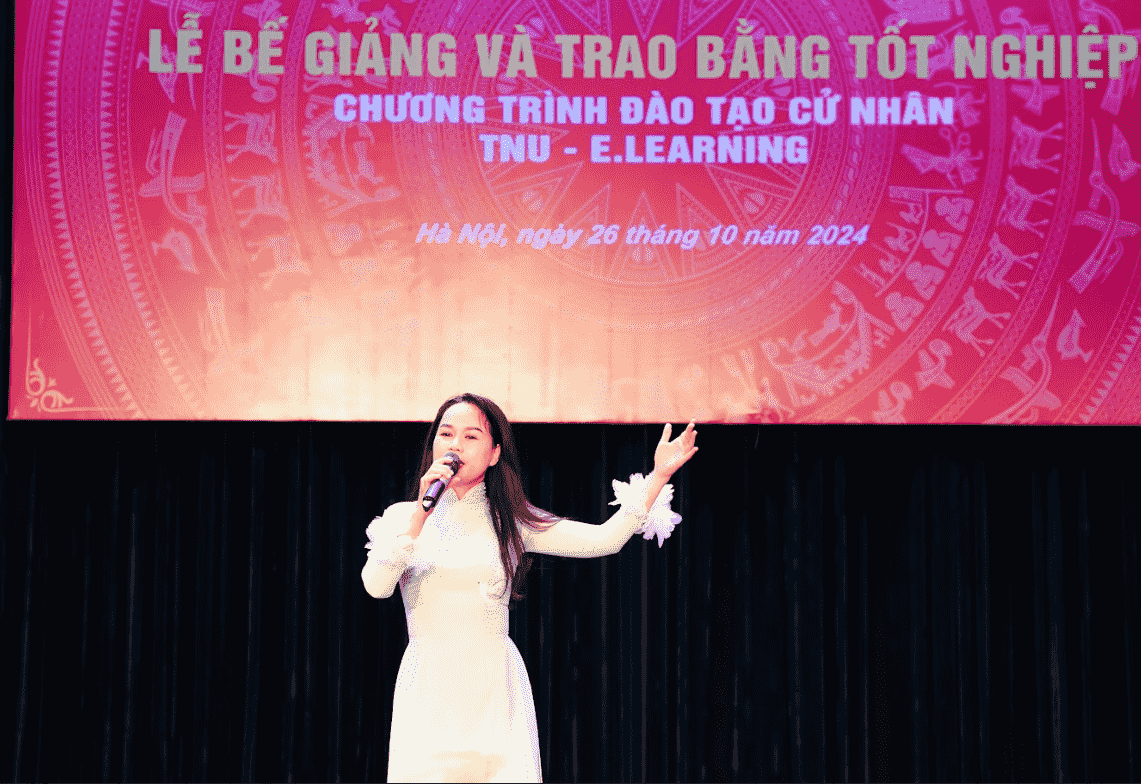 Tiết mục văn nghệ mở đầu buổi lễ bế giảng - Đại Học Thái Nguyên 